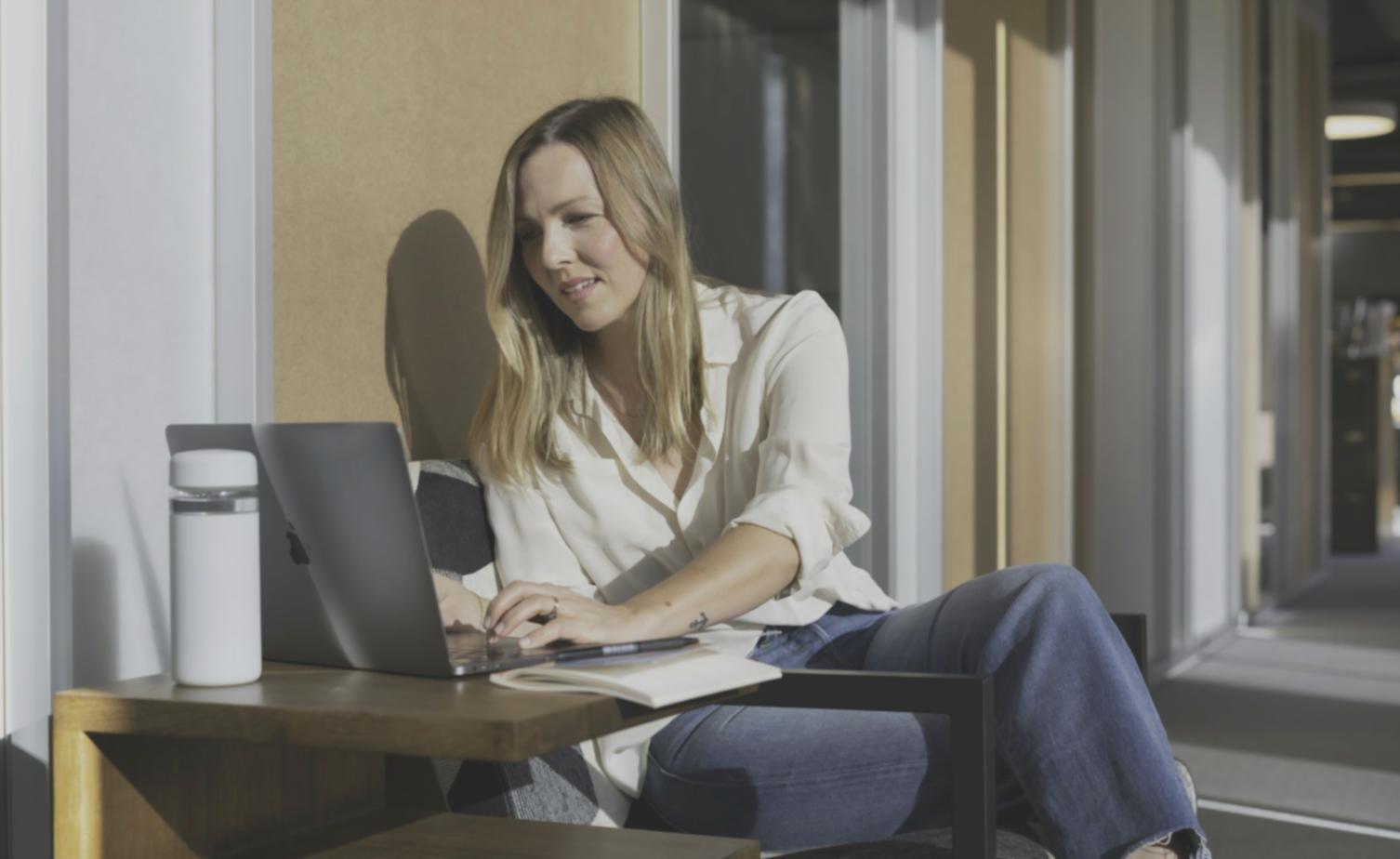 Studenti durante sessione pratica di styling e trucco professionale