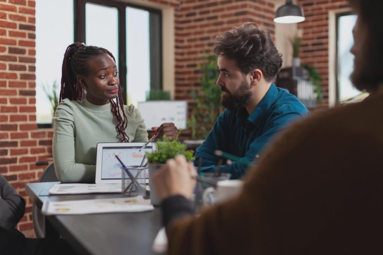 Studenti durante una sessione pratica di makeup