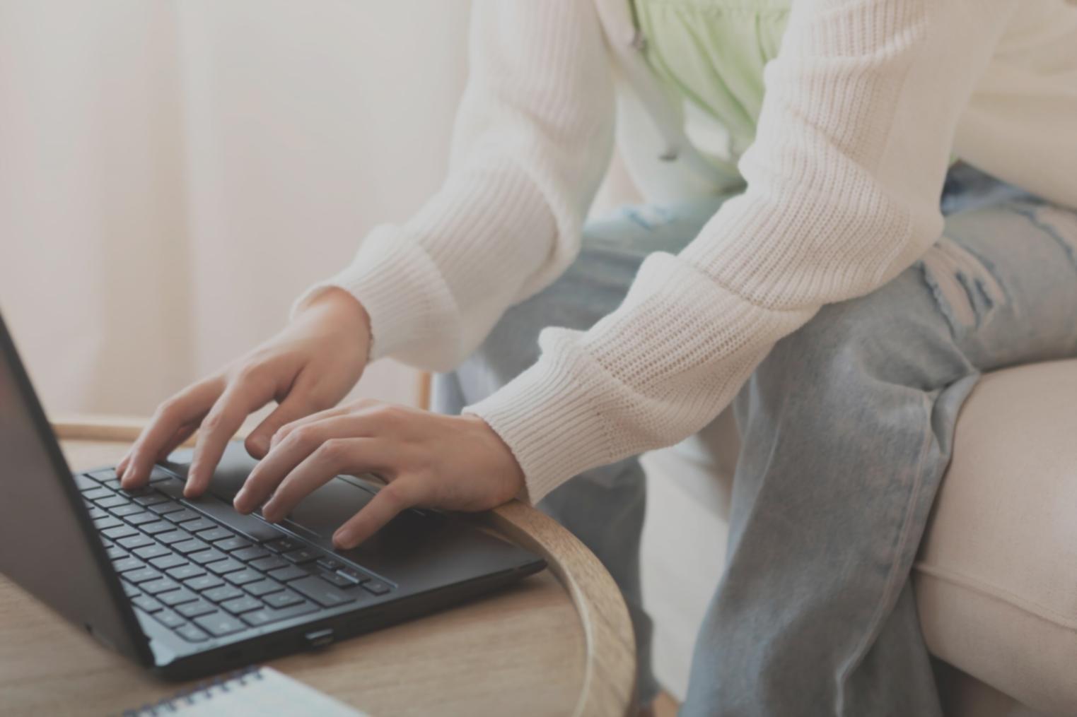 Ambiente di lavoro professionale per estetista con attrezzature moderne